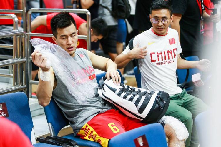 中国男篮热身赛鸡助